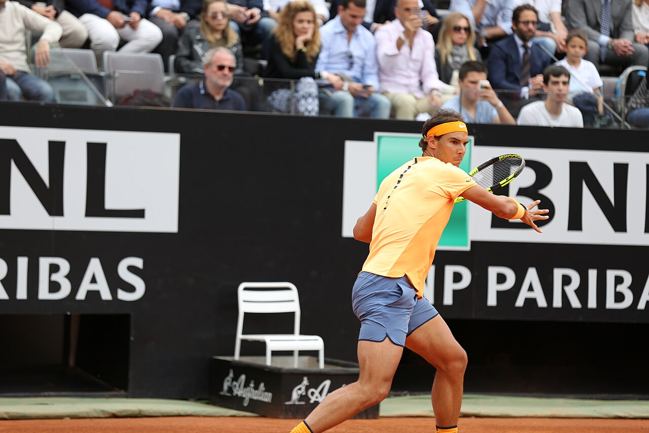 Speler slaat een backhand met beide handen aan het racket