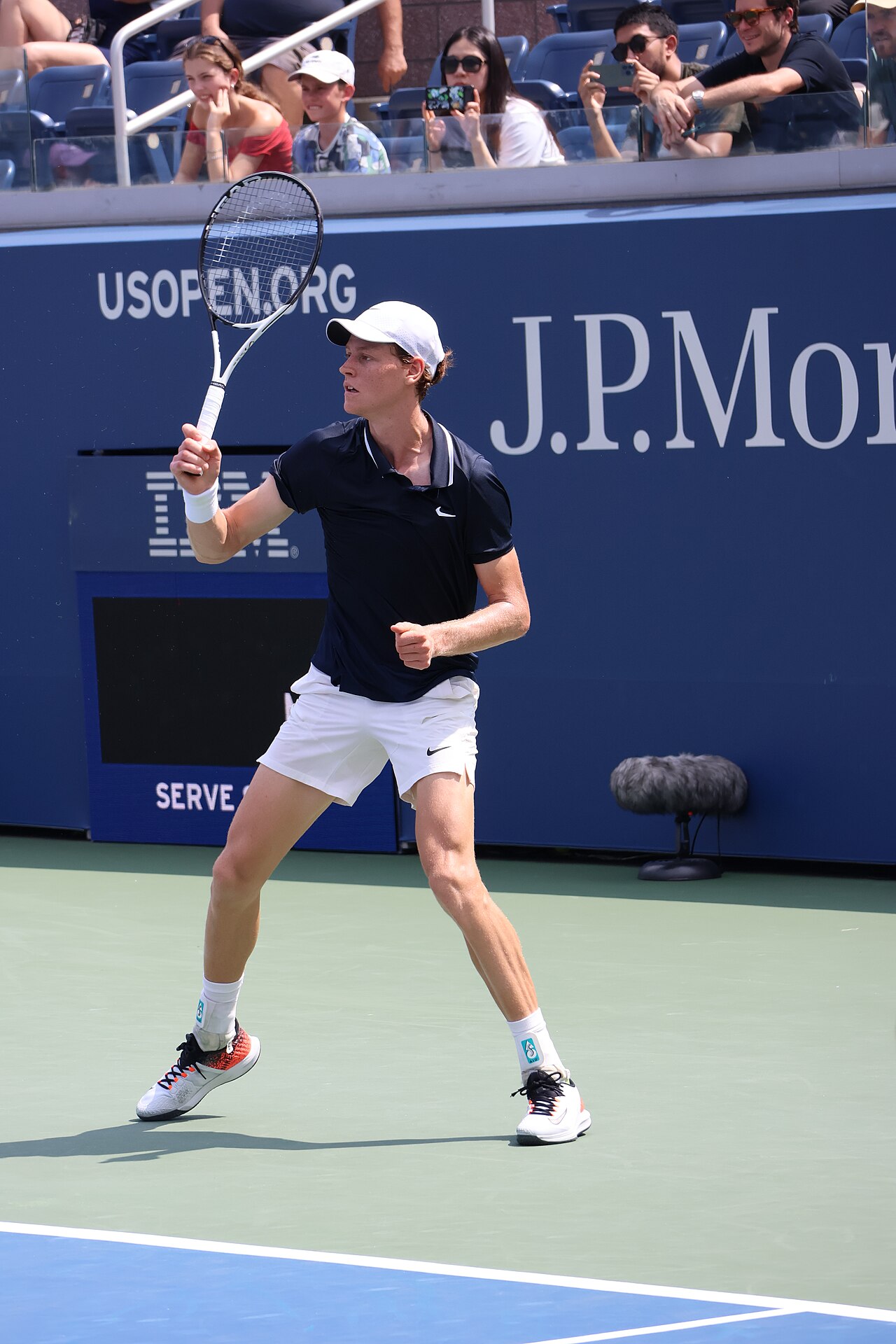 Speler in balans na een slag op hardcourt